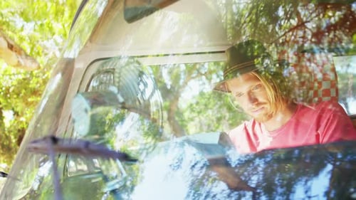 Hombre leyendo el mapa en autocaravana 4k