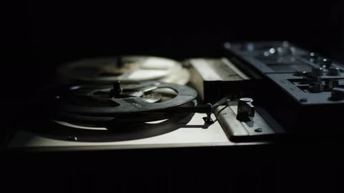 Der alte Reeltoreel-Kassettenrekorder spielt Magnetbandaufnahme aus der Nähe