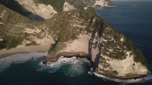 Luftaufnahme des Kelingking Beach auf der Insel Nusa Penida