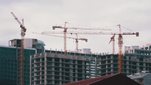Grúas de torre en un sitio de construcción en un edificio de gran altura en construcción