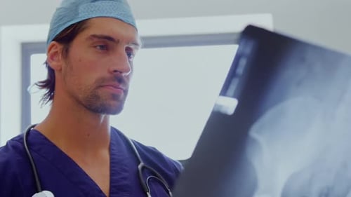 Médico masculino examinando el informe de rayos X 4k