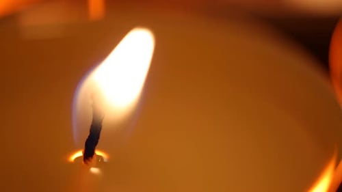 Hypnotische Kerzenflamme bei Dead Spirit Rapping Session, geheimnisvolle Atmosphäre