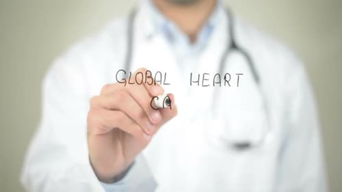 Global Heart Care, Arzt schreibt auf transparentem Bildschirm