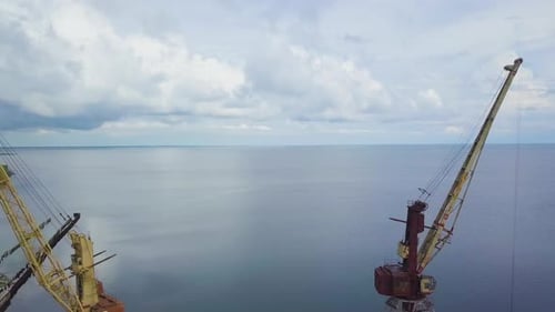Die Spannweite zwischen zwei Kränen im Seehafen
