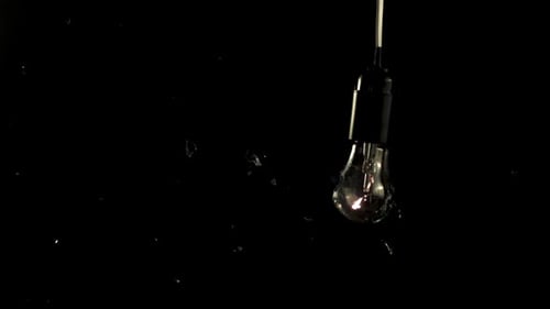 Superzeitlupen-Glühbirne ist mit Glassplittern zusammengebrochen