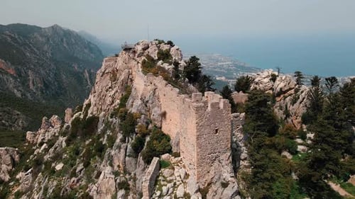 Schloss auf dem Gipfel des Berges