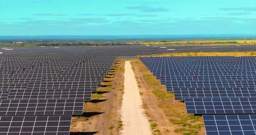Enorme território de uma usina moderna com painéis solares: um método ecológico de geração de energia