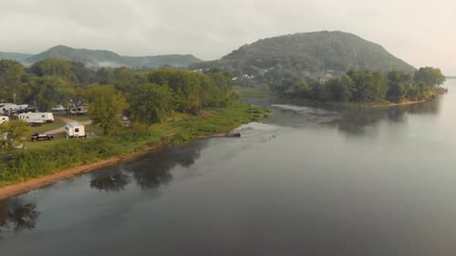 Foto de un Zumbido de una casa flotante en el Misisipi.
