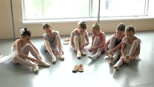 Danseurs de ballet pour enfants enfilant des chaussures pointues