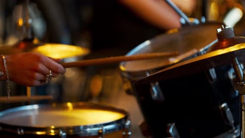 Schlagzeuger bei der Arbeit, Schlagzeug spielen bei einem Konzert, Ride Cymbal,