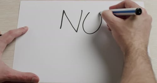 Die Hand eines Mannes schreibt auf Papier Message Stop War