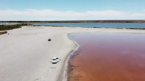 Un avion prend une vidéo du paysage de steppe et du lac rose le 15 juillet 2020 Crimée, Olenevka