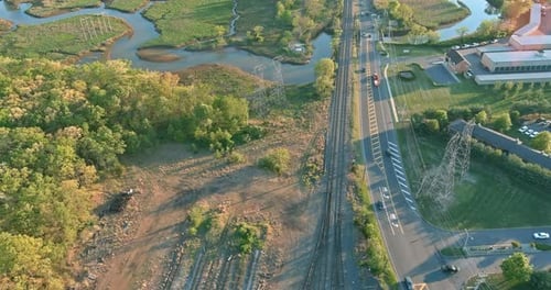 Luftaufnahme der Lokomotive auf Schienen in Straßennähe, Bahnsteige des Eisenbahnknotens