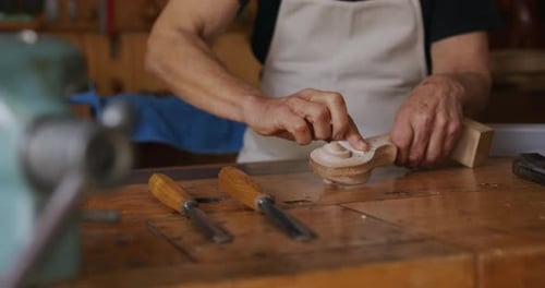 Mujer luthier trabajando en su taller