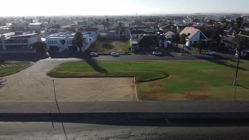 Paisaje urbano de Walvis Bay, calles de una gran ciudad con un camión conduciendo, Namibia
