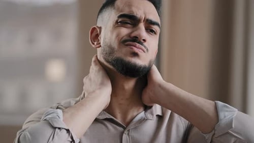 Fatigué Hispanique Épuisé Homme D'affaires Employé Souffrant De La Tension Musculaire