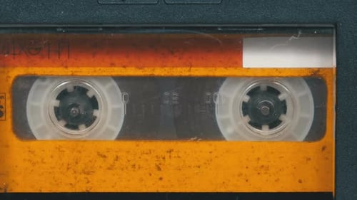 Die gelbe Vintage-Audiokassette im Kassettenrekorder dreht sich