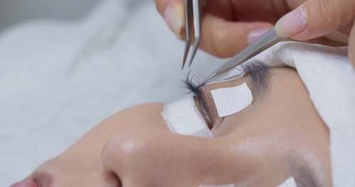 Mulher com extensão de cílios no salão de beleza