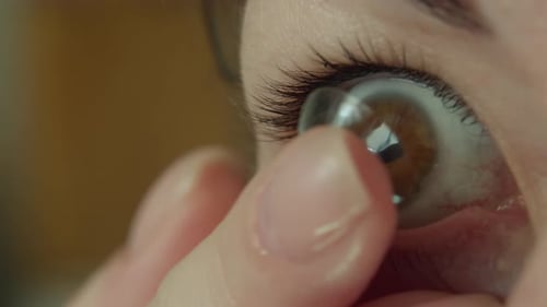 Femme mettant une lentille de contact sur son œil