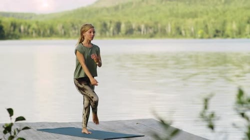 Mujer practicando postura de águila durante el entrenamiento de yoga