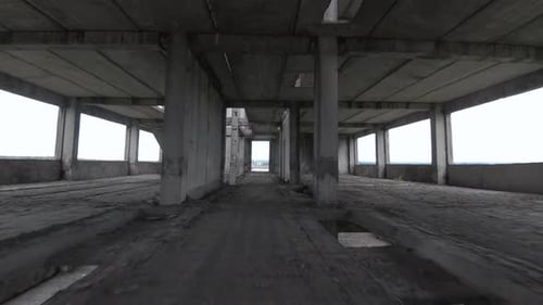 FPV Drone Flies Maneuverable Through an Abandoned Building