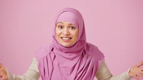 Femme islamique perplexe émotive se sentant ennuyée et demandant ce que je ne comprends pas à la caméra