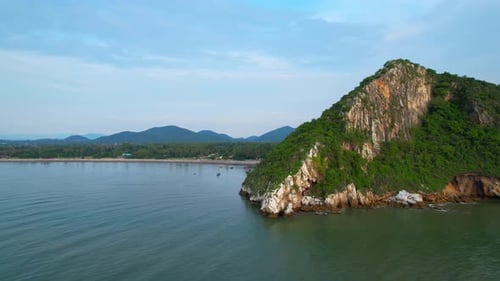 4K-Luftaufnahme der Drohnenbewegung auf wunderschönem Meer. Flug über den Ozean, offenes Meer.
