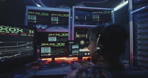 Hacker, der Computer mit mehreren Monitoren verwendet