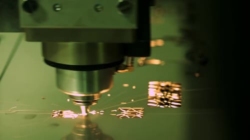 CNC-Laserschneiden von Metall, moderne Industrietechnik