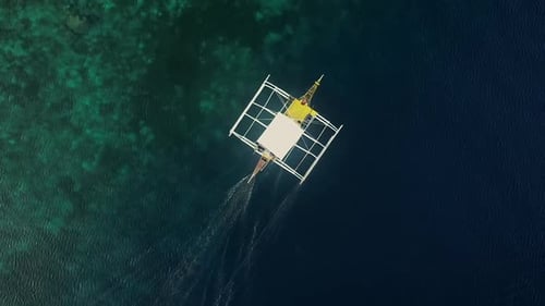 Vista aérea de un solo barco de pesca filipino cerca de la ciudad de Lapu-Lapu, Filipinas.