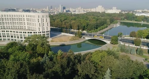 Central Street in Minsk City, Weißrussland Morgen Verkehr, grüne Bäume Park und Fluss, viele Gebäude
