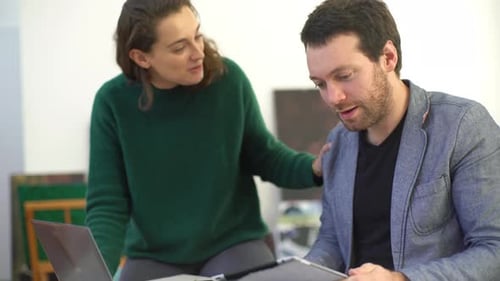 Lässig gekleidete Geschäftspartner beim Händeschütteln