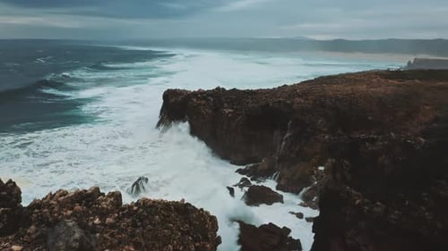 Des vagues sauvages de l'océan s'écrasant contre les falaises côtières et dans les grottes prises par un Drone