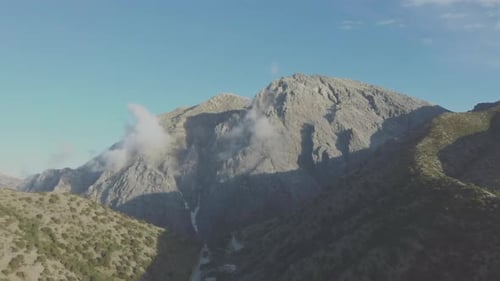 Psari en Grèce. Vue aérienne et paysage d'une magnifique montagne en Grèce. Voyagez un