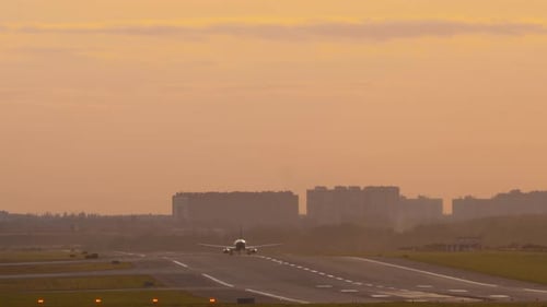 Flugzeug startet bei Sonnenuntergang