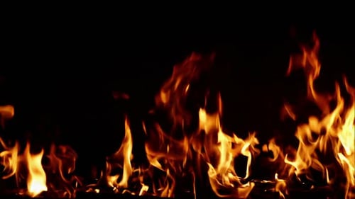 Feuerflammen auf schwarzem Hintergrund. RAW-Videoaufzeichnung
