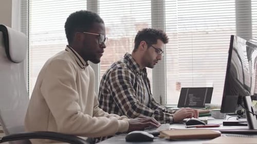 Dois desenvolvedores de software concentrados no trabalho