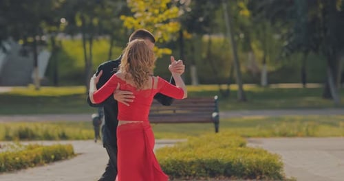 Los socios entrenan los movimientos en parejas