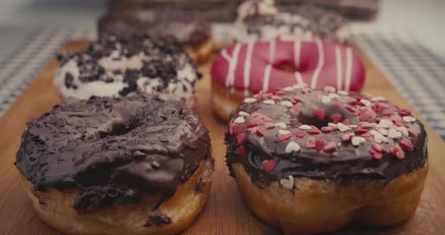 Einen Donut von einem Teller nehmen