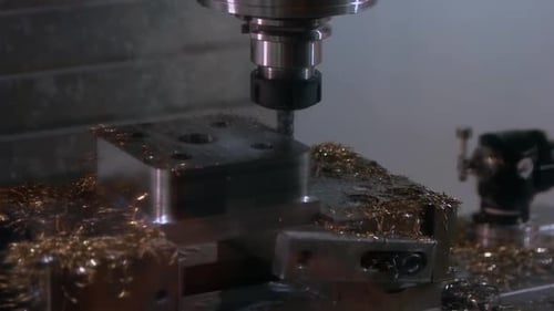Nahaufnahme einer Leerlaufbohrmaschine und vieler Metallspäne