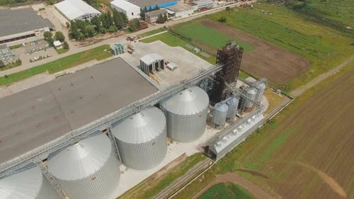 Vue aérienne du réservoir de stockage des silos à grains agricoles