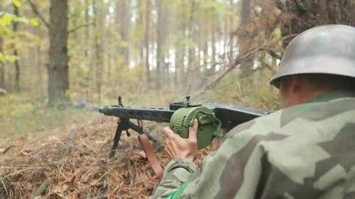 Historisches Reenactment. Reenactor gekleidet wie deutscher Infanteriesoldat der Wehrmacht im Zweiten Weltkrieg