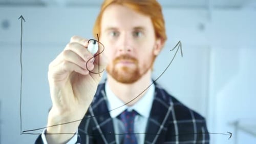 Hombre dibujando signo de dólar en gráfico de crecimiento en vidrio transparente, pelos rojos