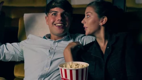 Público de pessoas assistindo filme no cinema