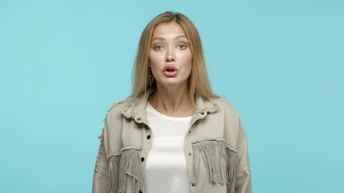 Zeitlupe einer stilvollen blonden Frau mittleren Alters, die Nein sagt, stimme überhaupt nicht zu, Cross-Stop-Geste anzeigen