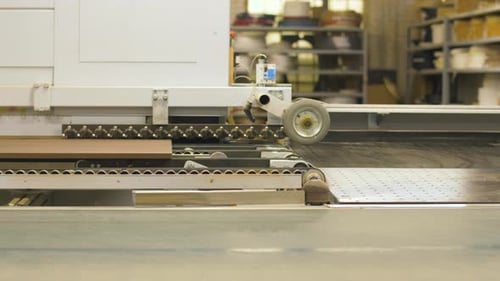Panneaux de particules sur convoyeur à Furniture Factory 6