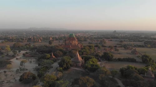 Vue aérienne du site du vieux temple de Bagan.