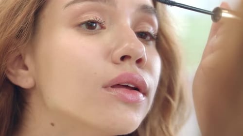 Pretty Woman trägt schwarze Wimperntusche für die Wimpern auf