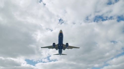 Großes Flugzeug fliegt über uns