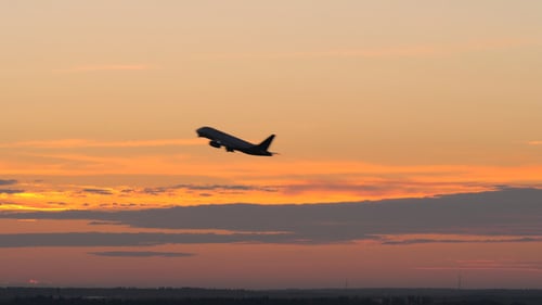 Flugzeug startet gegen den Abendhimmel